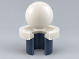 CGI conceptuelle : sphère pleine en polyfluorure de vinylidène ; nuance exacte et additifs identifiés, au-dessus d’un siège annulaire conique et d’un alésage vertical ouvert aligné ; concept de contact axial du composant