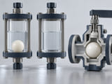 CGI conceptuelle : sphère blanc cassé en PVDF dans une cellule d’échantillon transparente pour produits chimiques à côté d’une cellule de référence vide identique ; concept mesuré d’évaluation de compatibilité, sans corrosion spectaculaire ni garantie