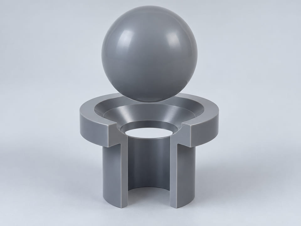 CGI conceptual: esfera completa de cloruro de polivinilo rígido; formulación y restricciones de plastificantes definidas, sobre un asiento anular cónico y un orificio vertical abierto alineado; concepto de contacto axial entre componentes