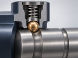 Konzeptionelle CGI-Darstellung: kompakter Schnitt durch einen mechanischen Rastmechanismus, in dem eine Phosphorbronzekugel eine glatte Stahlrinne berührt