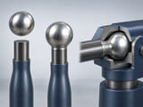 CGI conceptuelle : extrémité d'une poignée industrielle en acier avec une sphère argentée avant et après la fixation par soudage ; joint lisse visible, sans étincelles ni personnes