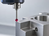 Konzeptionelles CGI: Präzisions-Messtaster mit einer rubinroten Kugel an einem schlanken Metallschaft, der sich einem neutralen bearbeiteten Referenzblock nähert; keine numerische Anzeige und keine angedeutete Kalibrierung