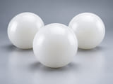 Concepto de producto CGI de bolas de HDPE; materiales y geometría ilustrativos