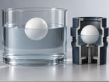 CGI conceitual: esfera branca de polipropileno parcialmente submersa e flutuando em um recipiente transparente com água, ao lado de uma pequena câmara de amostra aberta; conceito de flutuabilidade com menisco claramente visível