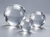 Concepto de producto CGI de bolas acrílicas de PMMA; materiales y geometría ilustrativos