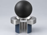 CGI conceptuelle : sphère complète avec noyau et élastomère spécifié, au-dessus d’un siège annulaire conique et d’un alésage vertical ouvert aligné ; concept de contact axial du composant