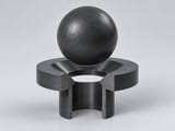 CGI conceptual: esfera completa de carburo de silicio SiC; grado, ruta de procesamiento y fases secundarias identificados; situada sobre un asiento anular cónico y un orificio vertical abierto y alineado; concepto de contacto axial entre componentes