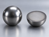 CGI conceitual: esfera de aço completa e seção hemisférica sólida contínua com uma fina zona externa conceitual endurecida; sem casca separada