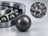 CGI conceitual: esfera de carbeto cinza-escura com um mosaico abstrato ampliado separado de grãos duros e aglutinante; CGI diagramática limpa, claramente conceitual e não microscópica